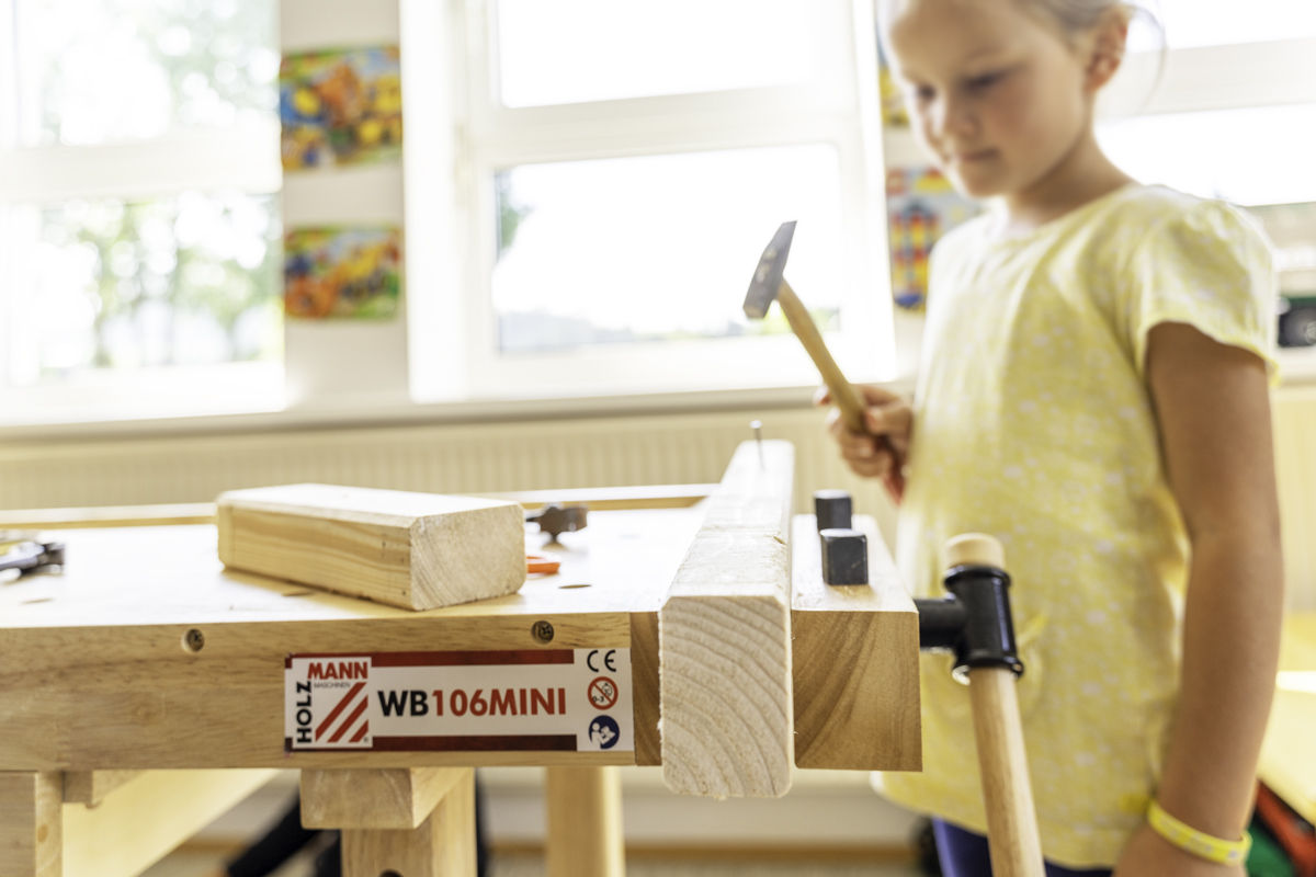 Holzmann WB106MINI snikkarabonkur til børn - 2 stikkur +1 skuffur - Image 2